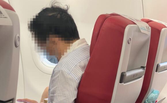 頭等艙男子無端辱罵空姐手臟,心臟了怎么洗也洗不凈