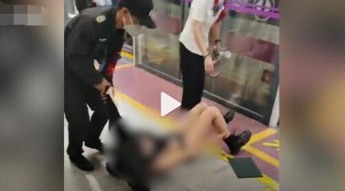 央視網(wǎng)評西安地鐵保安拖拽女乘客,地鐵拽人保安系隨車工作人員